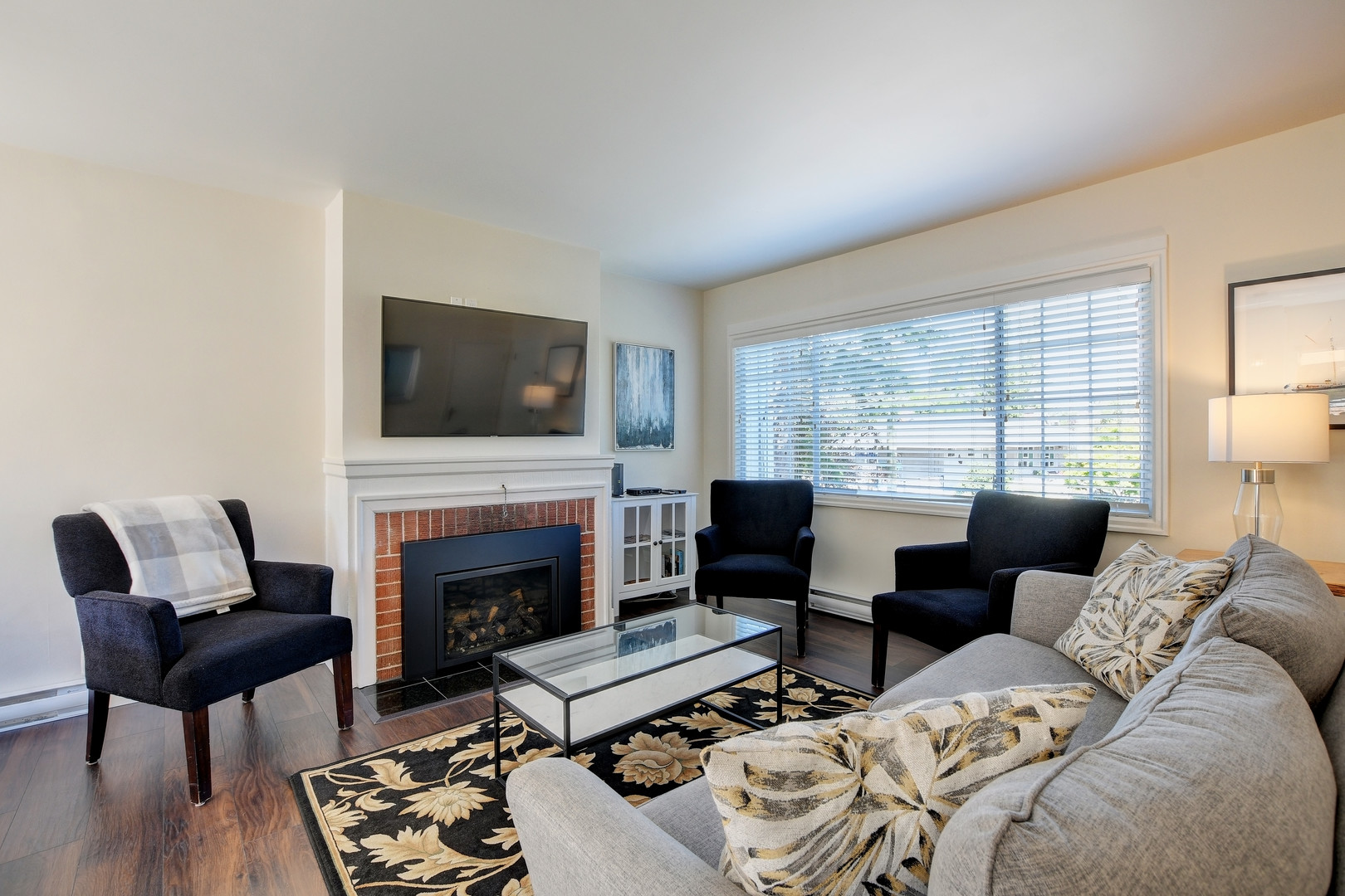 Victoria Upper Garden Suite - Executive Condos and Villas
